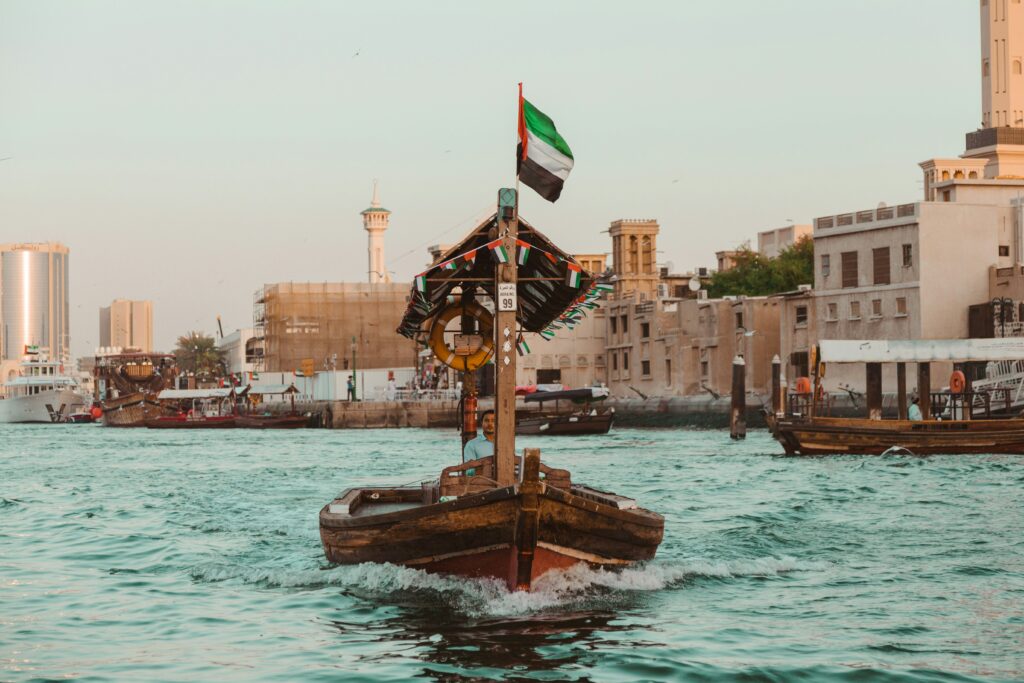 City break Dubaï, voyage luxe Dubaï, séjour Dubaï 5 jours, vol Emirates Genève, hôtel désert Dubaï, vacances famille Dubaï.